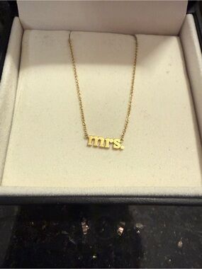 Jennifer Meyer Gold "mrs." Script Pendant Necklace
